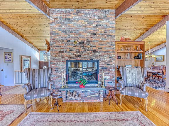 4th image of 979 Farr Hill Road
