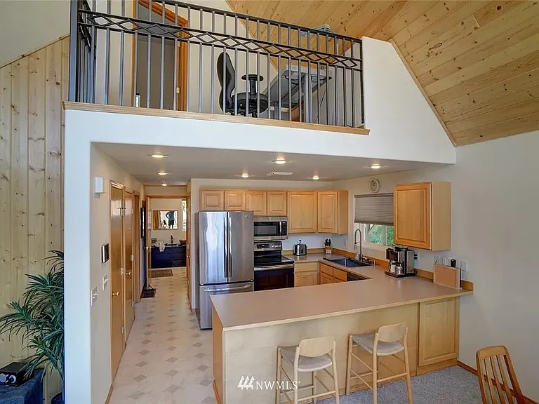 View of mezzanine with office desk and chair