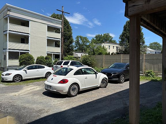 3rd image of 32 Nassau St