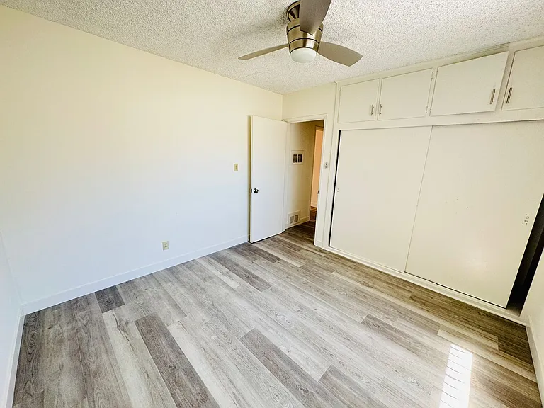 1049 N Mariposa Ave — Photo 9