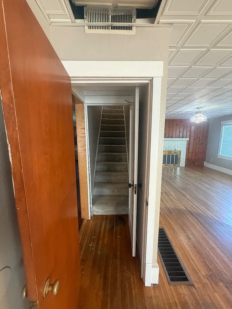 803 S Walnut St — Photo 3