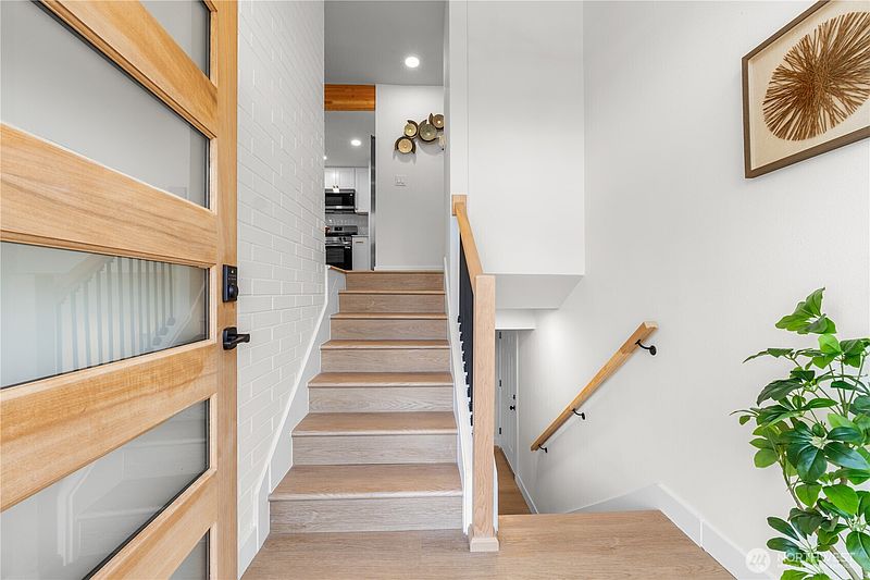 5th image of 529 S 302nd Street