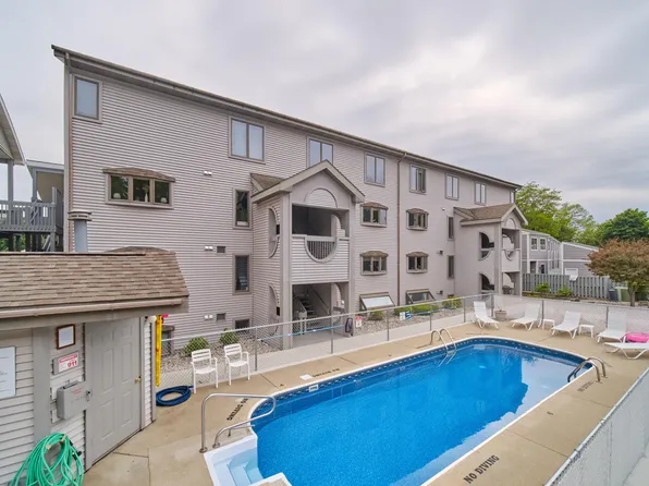 317 5th Ave APT 8, Manistee, MI 49660