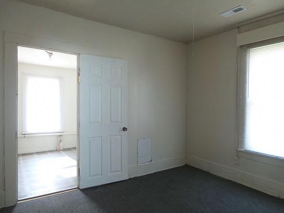 5th image of 117 E Millpond St