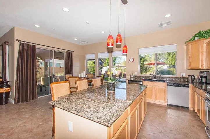 4 bed, 2.5 bath, 2344 sqft, $2,600 — Photo 4