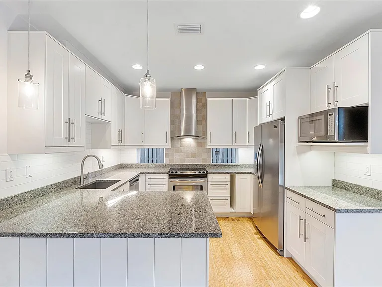 825 NE 17th Way — Photo 8