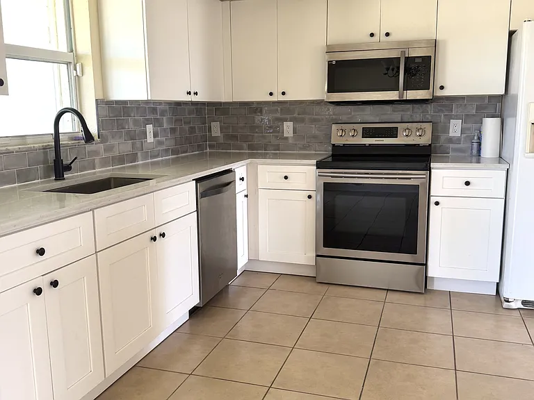 2313 NW 5th St — Photo 3