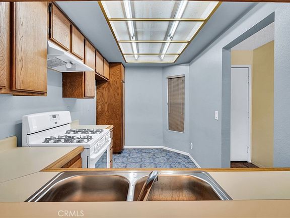 5th image of 955 E 3rd St Unit 202