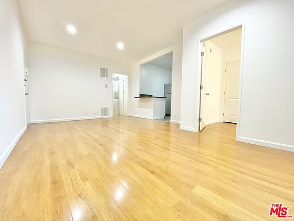 2nd image of 1022 N Vista St #8