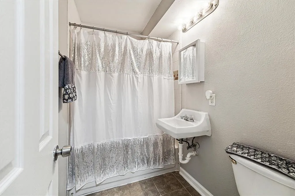 1 bed, 1.0 bath, 300 sqft, $950 — Photo 2