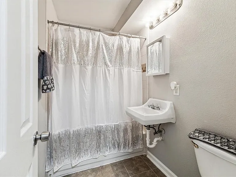 1225 W 25th St #9 — Photo 2