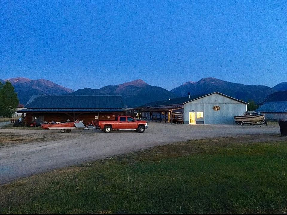 Front of Warehouse/Shop with Studio apartment in the back