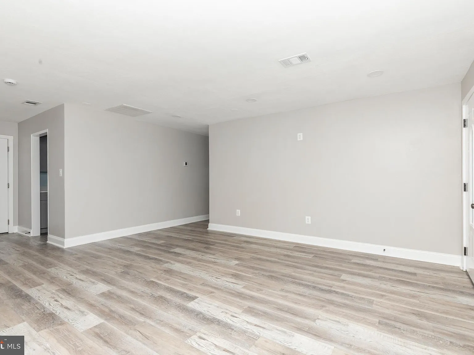 3 bed, 988 sqft, $2,550 — Photo 4