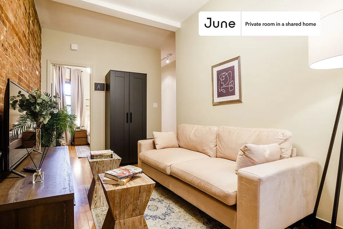 Full bedroom in 3 bed/1 bath home in Hell's Kitchen #216 A — Photo 3