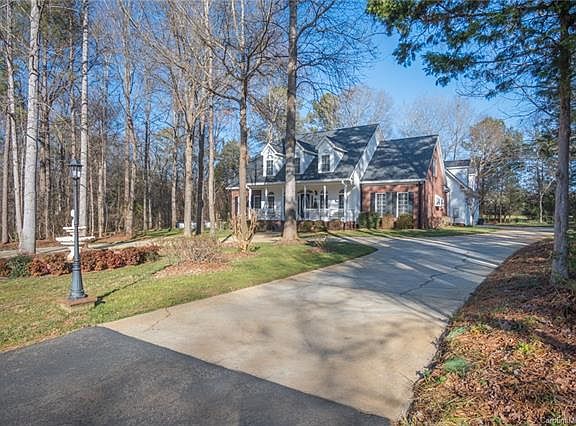 4th image of 2056 Balmoral Dr
