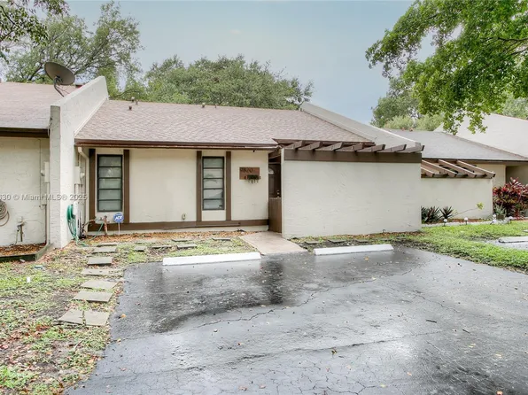 9820 NW 15th Ct, Pembroke Pines, FL 33024