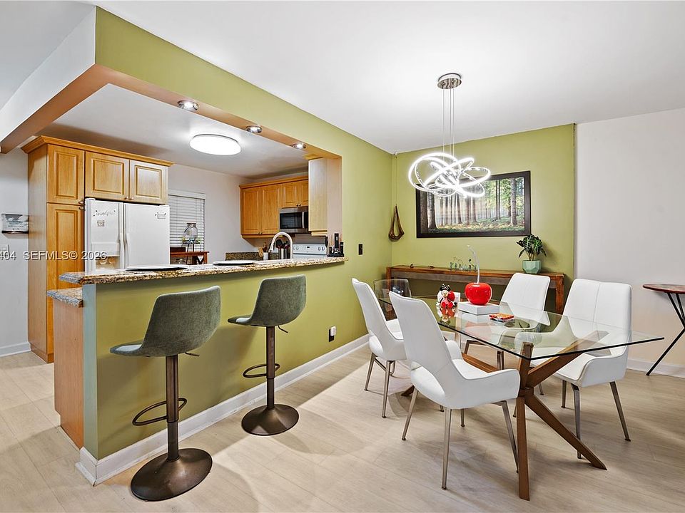 1st image of 424 SE 10th St APT 104