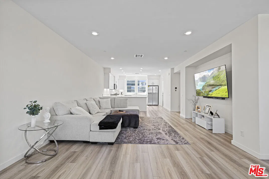 3 bed, 3.5 bath, 1950 sqft, $4,300 — Photo 2