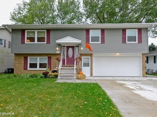 1635 Maness Ct, Sycamore, IL 60178