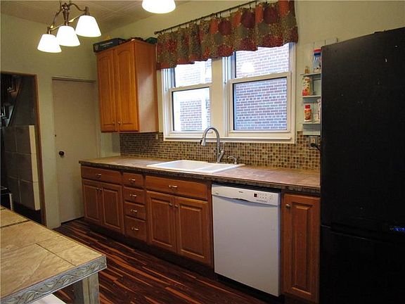 4th image of 309 E 2nd Ave