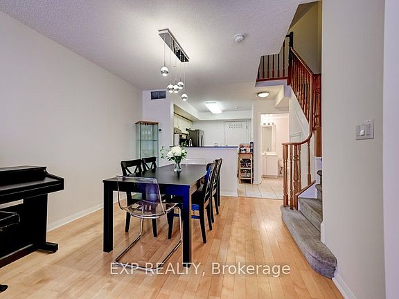 5th image of 28 Sommerset Way #1716