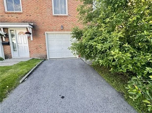 1833 Axminster Ct, Ottawa, ON K1C 1Z5