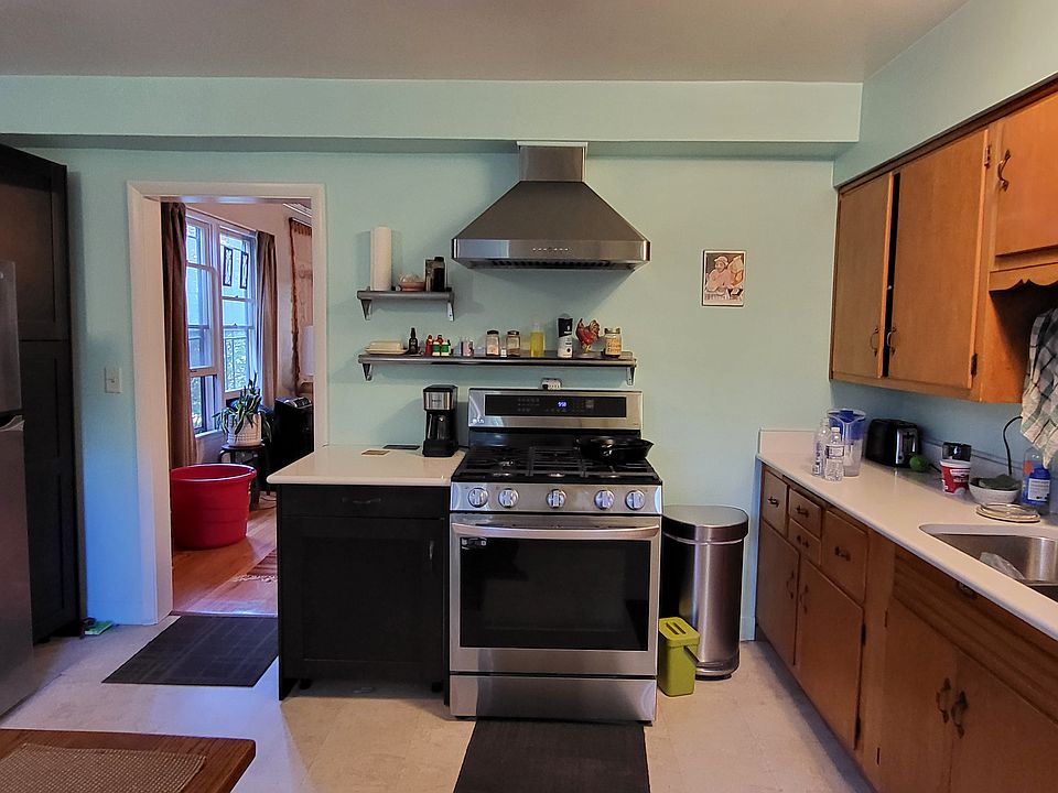 Kitchen. All appliances stay