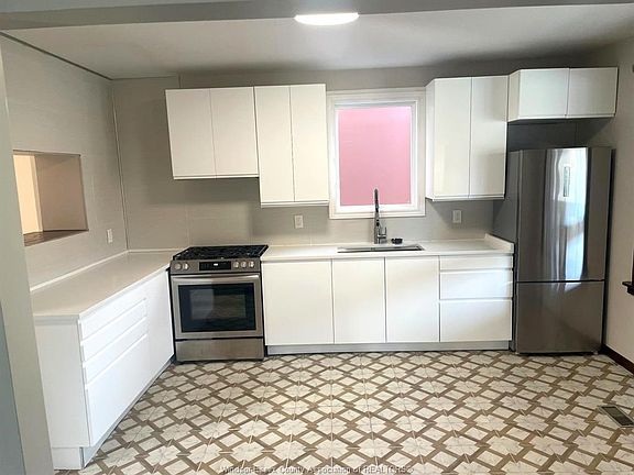 4th image of 1077 Windermere Rd