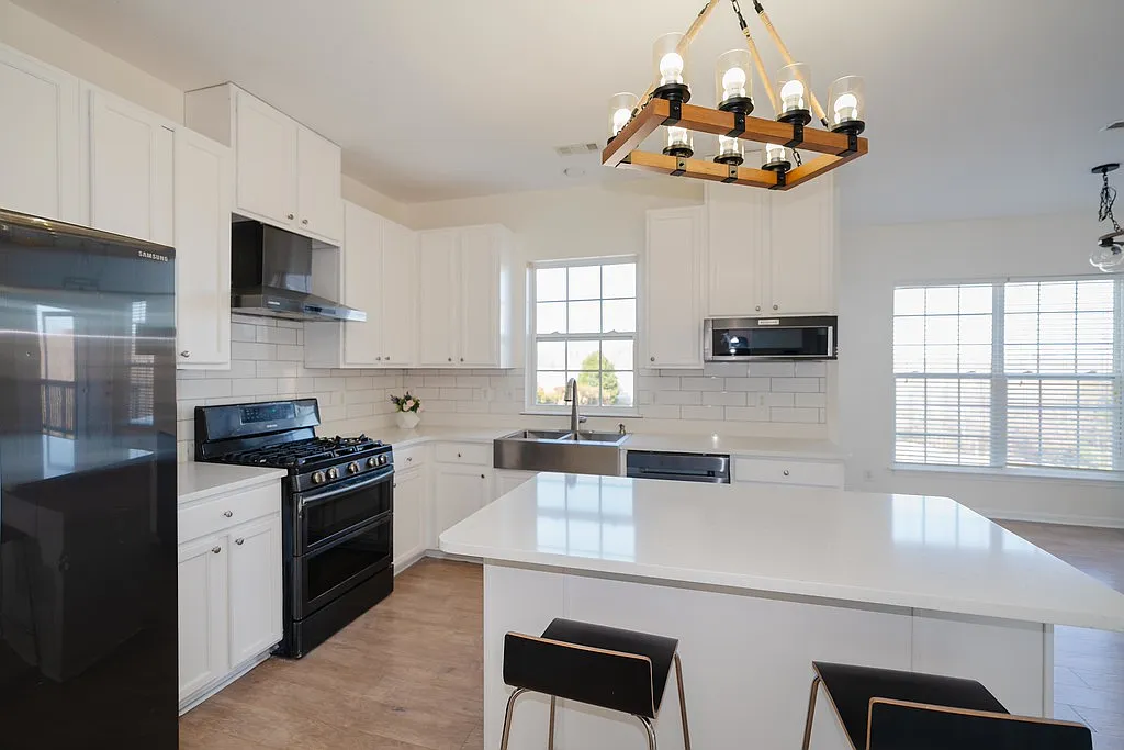 4 bed, 2.5 bath, 4398 sqft, $2,900 — Photo 3