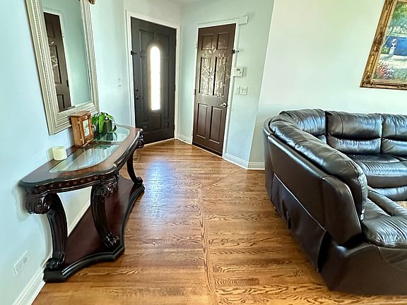 2nd image of 1286 Lexington Ln
