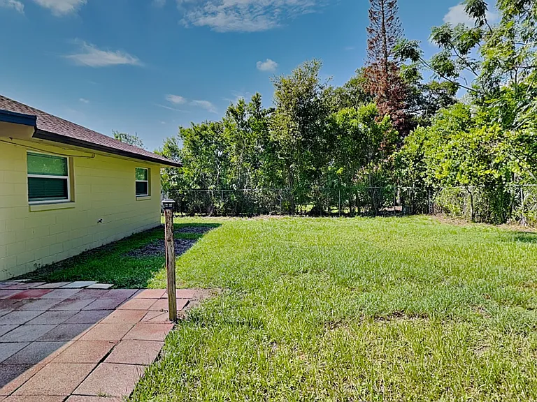 1016 Manchester Cir — Photo 8
