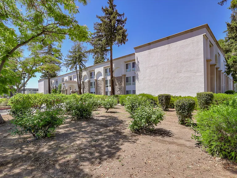 Santa Teresa Apartments — Photo 13