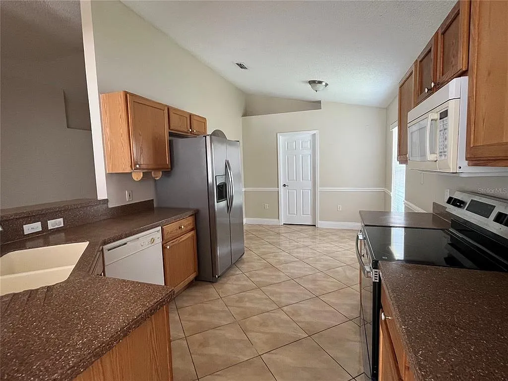 3 bed, 2.0 bath, 1874 sqft, $2,325 — Photo 2