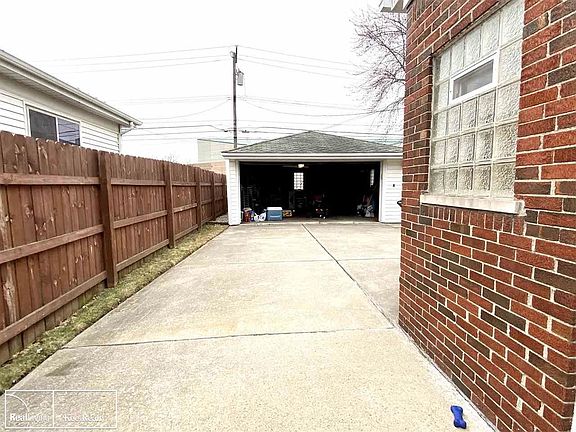 3rd image of 29121 Rosemont St