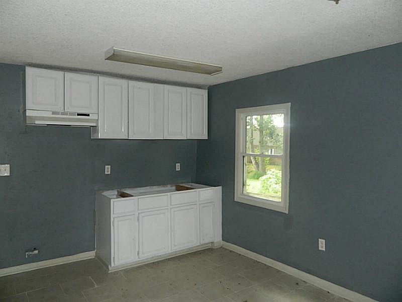 2nd image of 201 Oak St