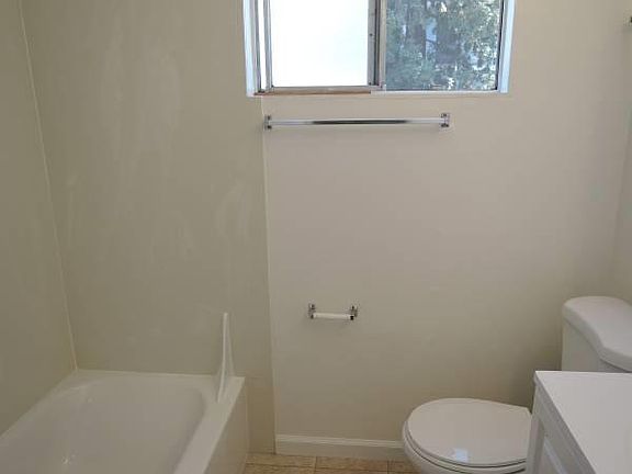 5th image of 411 E 17th St APT 21