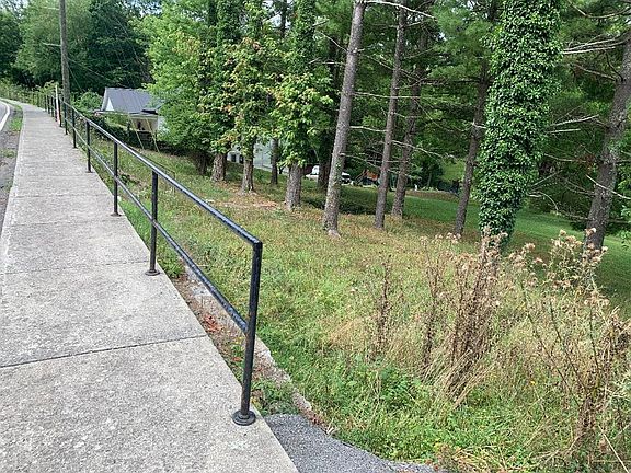 3rd image of 405 Fincastle Tpke