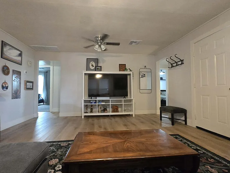 509 W Dana Ave — Photo 2