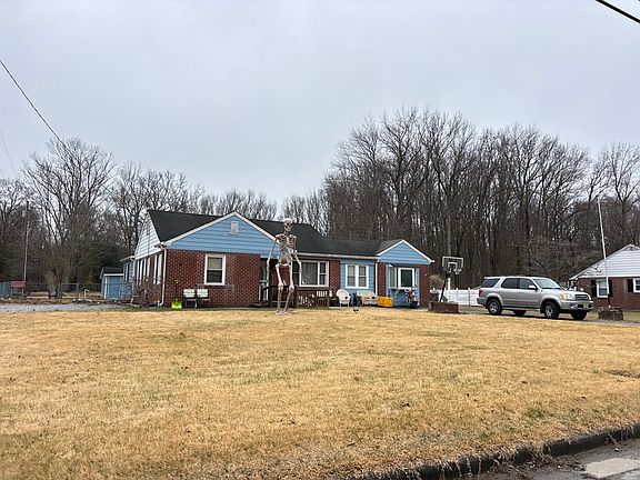 3rd image of 293 E Pittsfield St