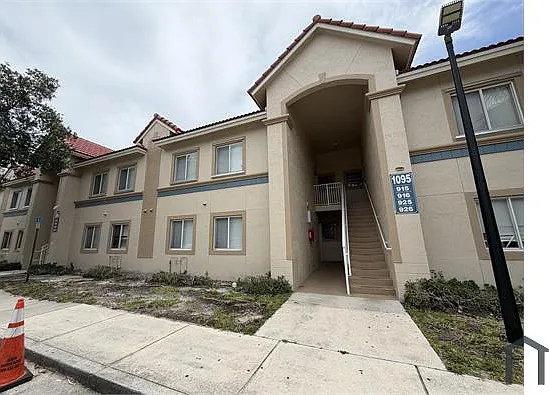 3 bed, 999 sqft, $2,300 — Photo 2