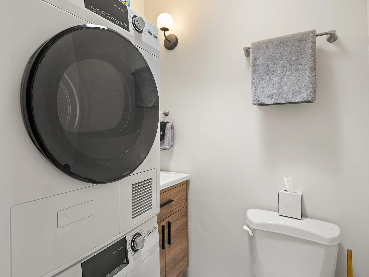 2 bed, 880 sqft, $10,250 — Photo 3