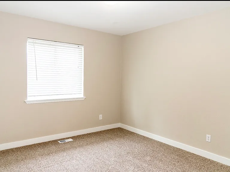 1118 Karen Ave — Photo 12
