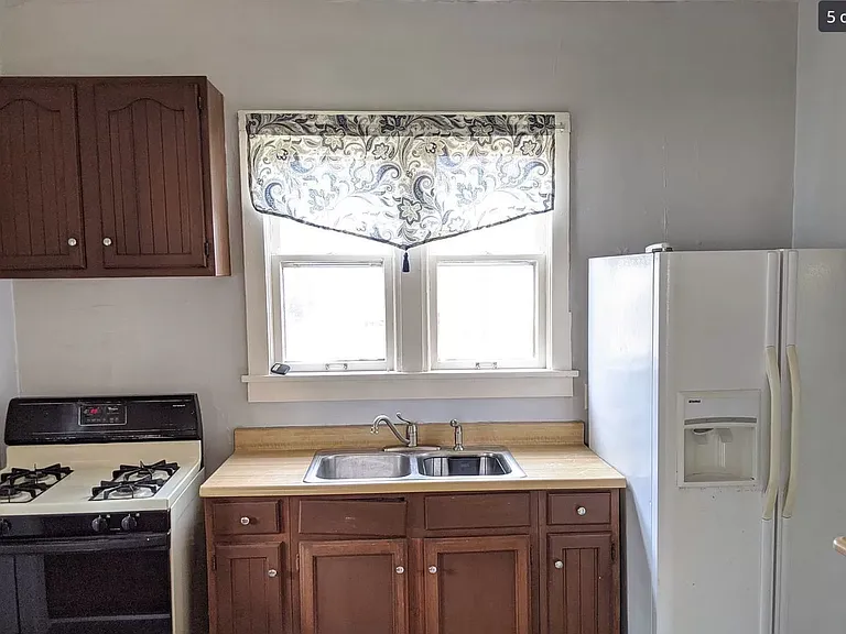 816 W Grand Ave — Photo 3