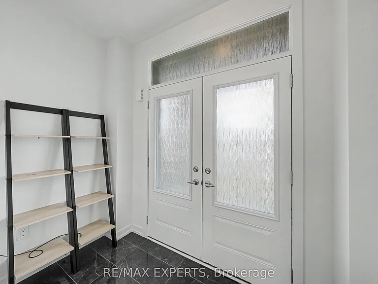159 Haldimand Cres — Photo 3