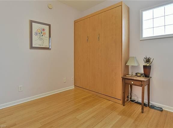 2nd bedroom w Murphy bed