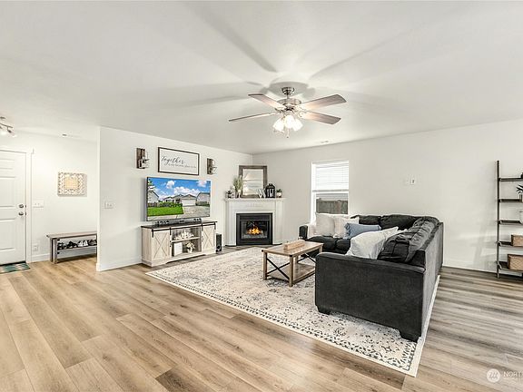 3rd image of 202 Mazza Street NE