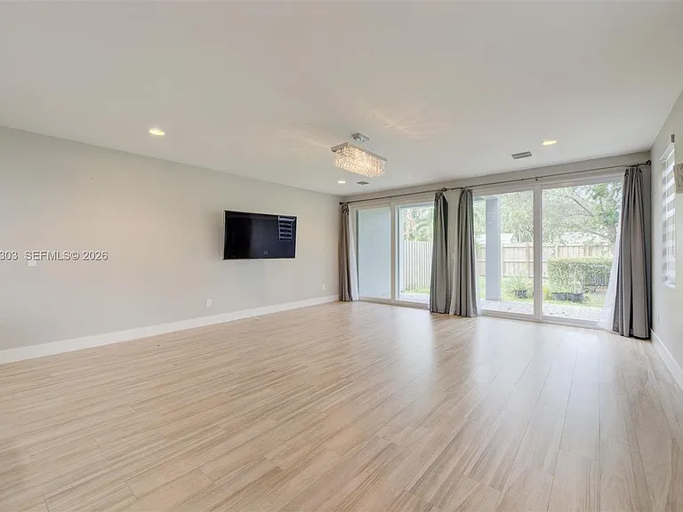 619 SW 17th St — Photo 25