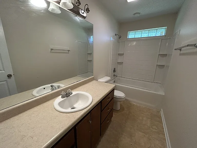 4 Idus Ln — Photo 15
