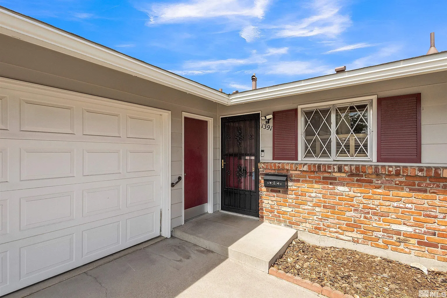 1391 Roberts St photo 1