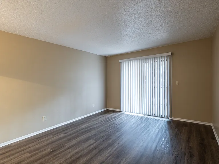 Sutton House Apartments — Photo 29